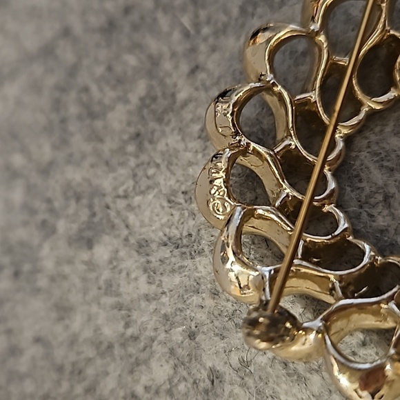 SARA COVENTRY Vintage Goldtone 1 7/8"Dia. Brooch - Picture 6 of 6